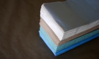 Guardanapos de papel de várias cores